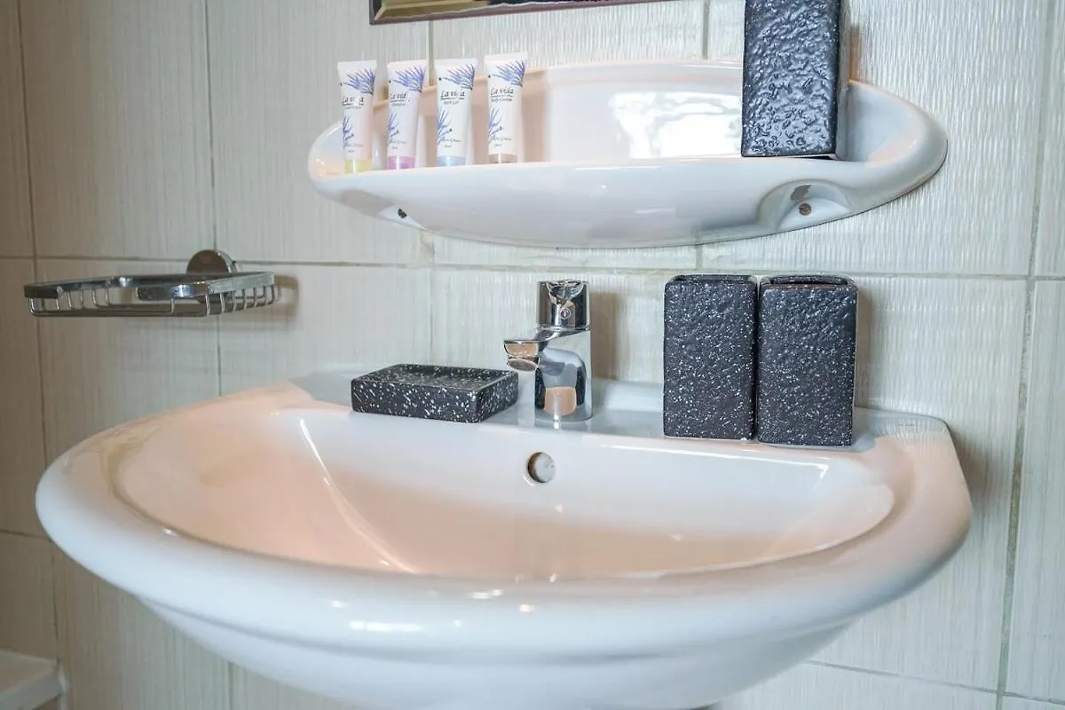 Stylish Studio Apartment Perfect For 2 In Sports City Dubaj